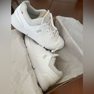 On Men's The Roger Advantage Low Top Sneakers